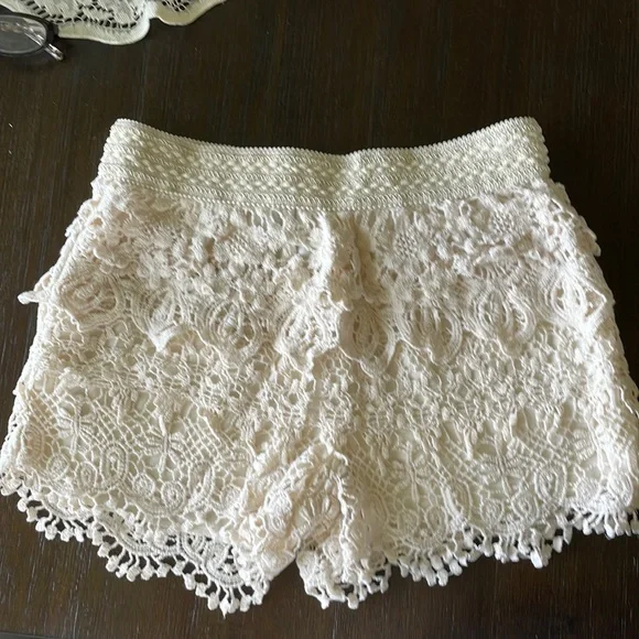 Justify Antique white eyelet shorts size medium - Picture 1 of 5